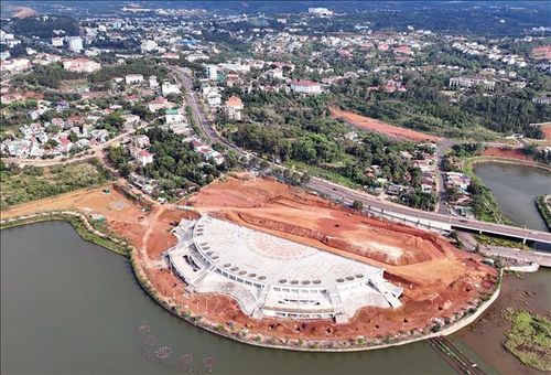 Thi công dự án quảng trường trung tâm thành phố Gia Nghĩa. Ảnh minh họa: Hưng Thịnh/TTXVN