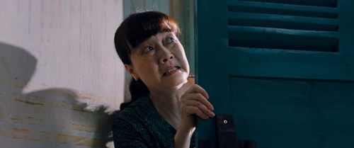 Một trong những phân đoạn gây chú ý trên mạng xã hội là cảnh "ăn xoài" của nhân vật dì Hồng (Vân Dung).