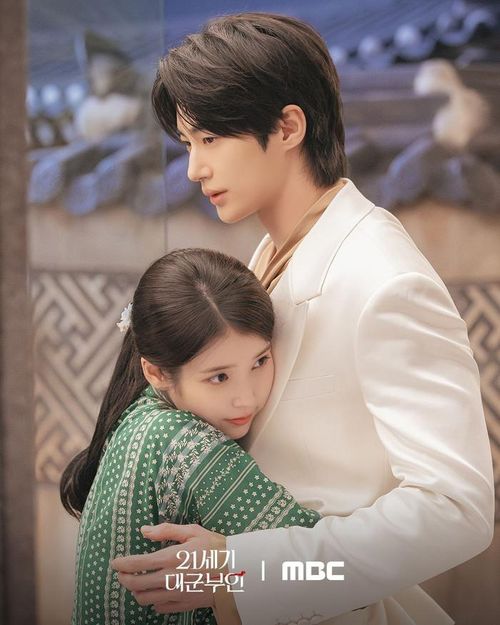 Trong phim, IU vào vai Sung Hee Joo - con gái thứ hai của tập đoàn Castle Beauty.
