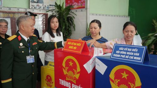 Cử tri tại TPHCM tham gia bỏ phiếu bầu cử đại biểu Quốc hội khóa XVI và đại biểu Hội đồng nhân dân các cấp nhiệm kỳ 2026 - 2031