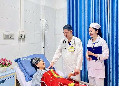 Bác sĩ Khoa Chăm sóc giảm nhẹ, Bệnh viện Ung bướu Thanh Hóa chăm sóc, tư vấn điều trị cho bệnh nhân.