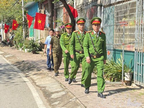 Công an xã Mường Ảng phối hợp tuần tra, kiểm soát, đảm bảo ANTT tại khu dân cư.