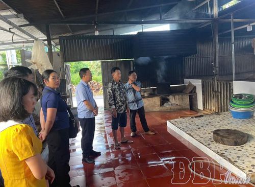 Lực lượng chức năng kiểm tra điều kiện của cơ sở giết mổ động vật trên địa bàn xã Mường Nhé.