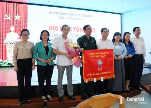 Hội Cựu chiến binh tỉnh làm khối trưởng Khối thi đua số 1 trong năm 2026 và khối phó Ủy ban MTTQ Việt Nam tỉnh ra mắt tại hội nghị. Ảnh: B.Nguyên