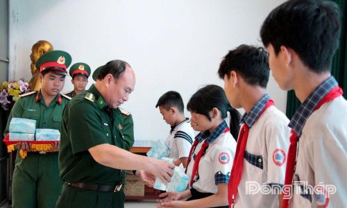 Đại tá Nguyễn Văn Minh, Chính ủy Ban Chỉ huy Bộ đội Biên phòng tỉnh Đồng Tháp tặng quà cho học sinh vượt khó học giỏi.
