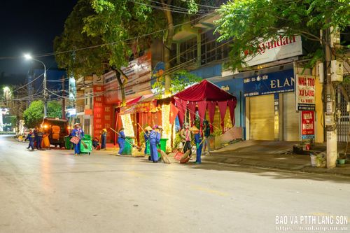Khi nhiều người đã nghỉ ngơi sau lễ hội, vẫn có những công nhân vệ sinh môi trường thầm lặng làm sạch đường phố (ảnh chụp 0h10 ngày 16/3)