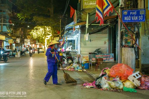 Rác tại tuyến đường Bắc Sơn được công nhân vệ sinh môi trường thu gom, những dịp này công nhân công ty TNHH Huy Hoàng huy động 100% nhân lực để thu gom, xử lý rác thải