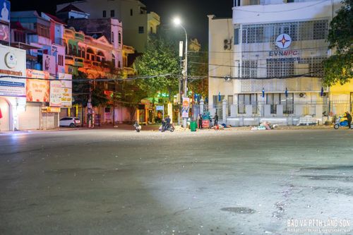 Sau khi thu gom rác, khu vực trước cổng Cung Thiếu nhi trên đường Trần Đăng Ninh đã trở lại sạch sẽ.