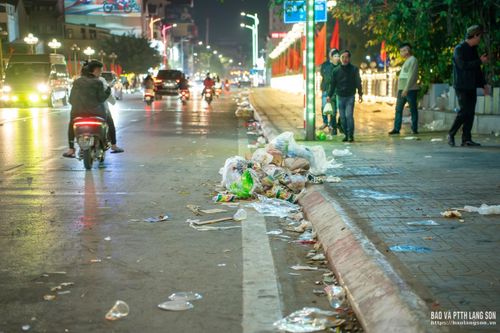 Hai bên cầu Kỳ Cùng ngập rác thải, phần lớn là vỏ đồ ăn nhanh và bao bì thực phẩm chế biến sẵn do người dân, du khách bỏ lại sau lễ hội