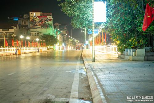 Nhờ sự nỗ lực của lực lượng vệ sinh môi trường, sau một thời gian tích cực thu gom, các trục đường lễ hội đi qua cơ bản đã trở lại sạch sẽ