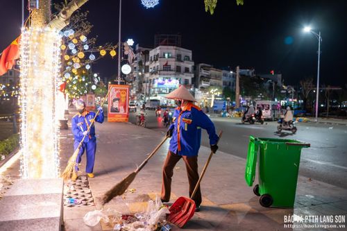 Tại khu vực đường Lê Lợi, rác thải bị kẹt dưới gầm ghế đá, các khe gạch, khiến việc thu gom gặp nhiều khó khăn