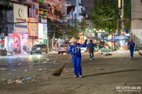 Ngoài rác thải thông thường, xác các loại pháo giấy cũng khiến công nhân vệ sinh môi trường mất nhiều thời gian thu gom do rất nhẹ, chỉ cần có gió là bị thổi bay, phát tán ra nhiều khu vực