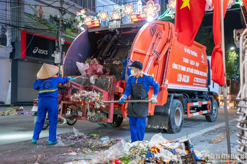 Công nhân vệ sinh môi trường khẩn trương hót rác, đưa lên xe thu gom để vận chuyển xử lý tại đường Trần Đăng Ninh, phường Kỳ Lừa