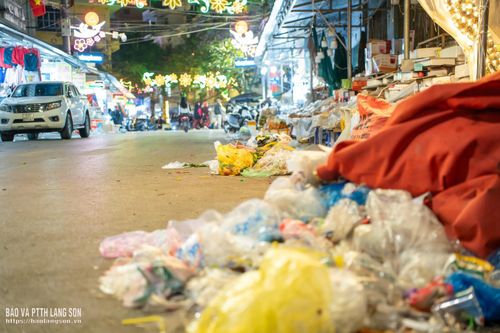 Rác thải vương vãi dọc tuyến phố Lê Lai, phường Kỳ Lừa