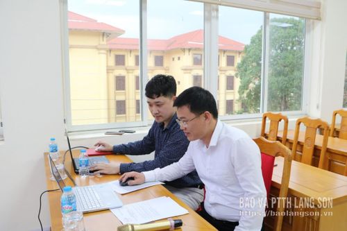 Lãnh đạo Đảng ủy xã Xuân Dương thực hiện bốc thăm lựa chọn người xác minh thu nhập của đơn vị