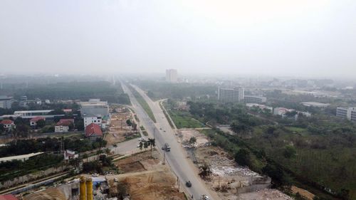 Tháng 10/2023, Hà Nội khởi công dự án đầu tư xây dựng tuyến đường cao tốc Đại lộ Thăng Long, đoạn nối từ Quốc lộ 21 đến cao tốc Hà Nội - Hòa Bình. Trong ảnh là điểm đầu tuyến ở nút giao Hòa Lạc.
