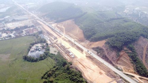 Nhiều đoạn tuyến của dự án phải xẻ núi làm đường.