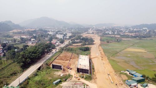 Tuyến đường này có đoạn rộng 120m, đoạn 180m.