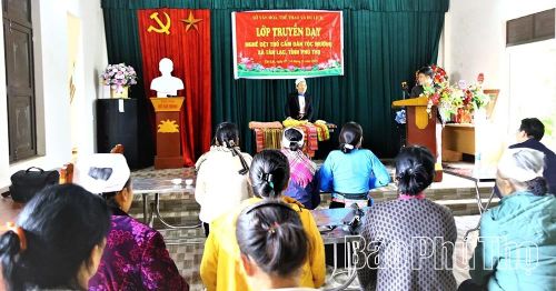 Lớp truyền dạy nghề dệt thổ cẩm dân tộc Mường được Sở Văn hóa - Thể thao và Du lịch mở tại xã Tân Lạc.