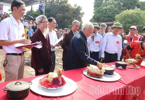 Ban Tổ chức chấm điểm phần thi của 3 đội.