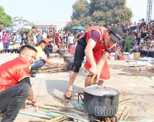 Ba đội thi khẩn trương giã gạo, vo gạo, nhóm lửa nấu cơm.