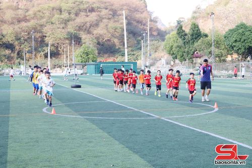 Thành viên CLB Bờm 26 Sơn La khởi động trước khi vào bài học.