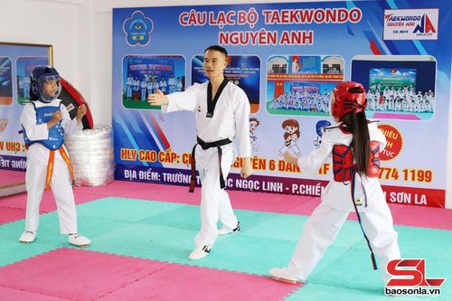Các võ sinh của CLB Taewondo Nguyên Anh được tập luyện đấu đối kháng.
