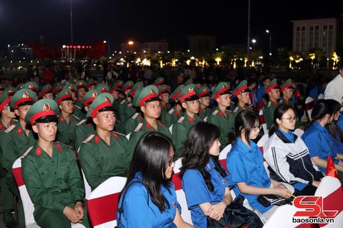 ĐVTN và chiến sĩ Bộ CHQS tỉnh đến cổ vũ chương trình. 