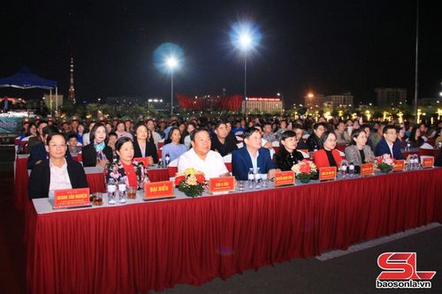 Các đồng chí lãnh đạo tỉnh dự chương trình nghệ thuật. 