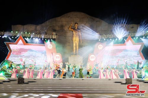 Tốp ca Khúc ca người đại biểu nhân dân. 