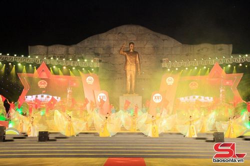 Tiết mục Tổ quốc ta cờ bay. 