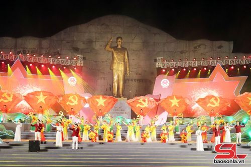 Tiết mục Tự hào Đảng quang vinh. 