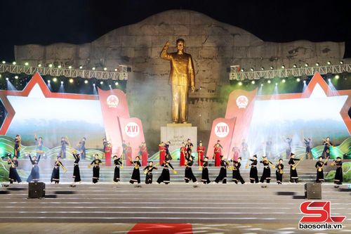 Tốp ca Đi theo tiếng gọi Bác Hồ. 