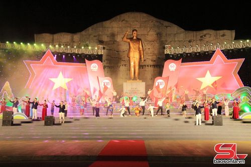 Hát múa Mười chín tháng tám. 