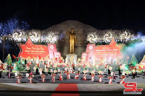 Chương trình nghệ thuật kết thúc trong màn hoa rực sáng, hòa trong niềm vui hân hoan của nhân dân các dân tộc mừng Ngày hội non sông.