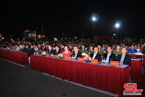 Các đại biểu dự chương trình. 