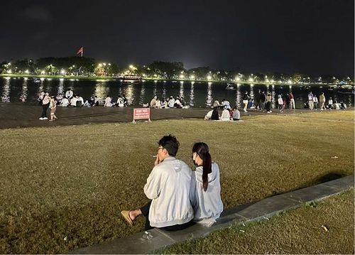 Một bạn trẻ hút thuốc ở công viên