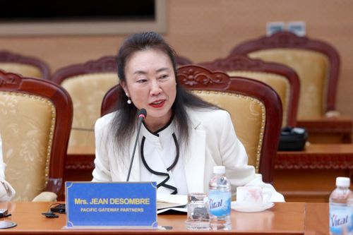 TS. Jean DeSombre giới thiệu về Đề án Chiến lược: Quan hệ Đối tác Việt Nam - Hoa Kỳ, Quỹ Công nghiệp Đồng minh (AIS) và Phát triển Cơ sở Hạ tầng Chiến lược. Ảnh: Đức Minh