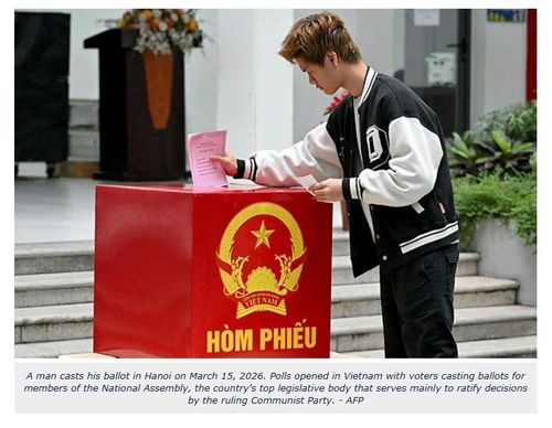 Hình ảnh một cử tri trẻ bỏ phiếu được đăng tải trên The Sun Malaysia