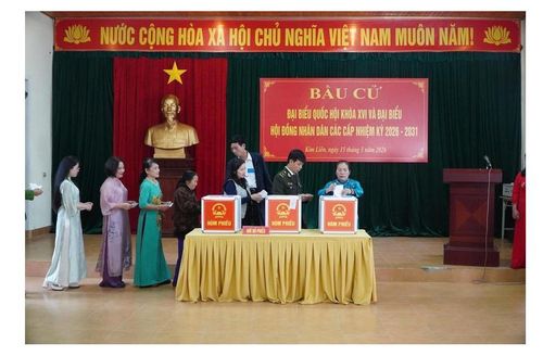 Hình ảnh cử tri đi bỏ phiếu tại điểm bầu cử ở Kim Liên, Nghệ An trên Tân Hoa Xã
