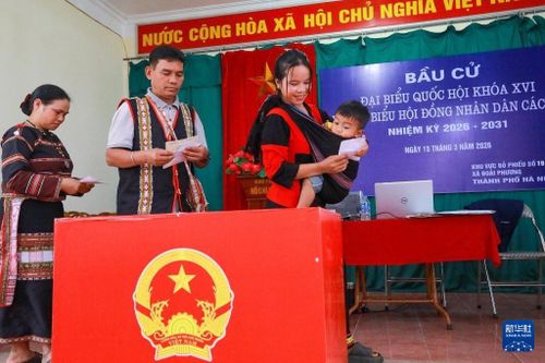 Hình ảnh cử tri nô nức bỏ phiếu được Tân Hoa Xã đăng tải