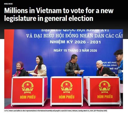 Hình ảnh những cử tri lớn tuổi vẫn đi bỏ phiếu được AP đăng tải