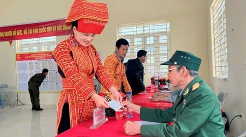 Hình ảnh cử tri dân tộc thiểu số đi bỏ phiếu tại Bắc Ninh trên Asia News Network