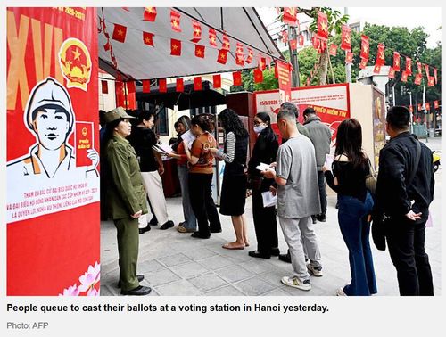 Hình ảnh cử tri xếp hàng chờ bỏ phiếu tại một điểm bầu cử ở Hà Nội trên Taipei Times