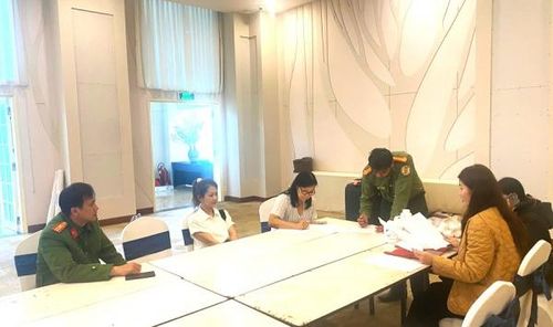 Phòng Quản lý xuất nhập cảnh Công an tỉnh Lâm Đồng phối hợp với Công an phường Xuân Hương – Đà Lạt tuyên truyền, hướng dẫn đoàn khách nước ngoài thực hiện đúng quy định.