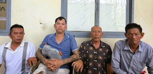 Các đối tượng đánh bạc ăn tiền tại ấp Bàu Bông bị Công an xã Phước An bắt quả tang.