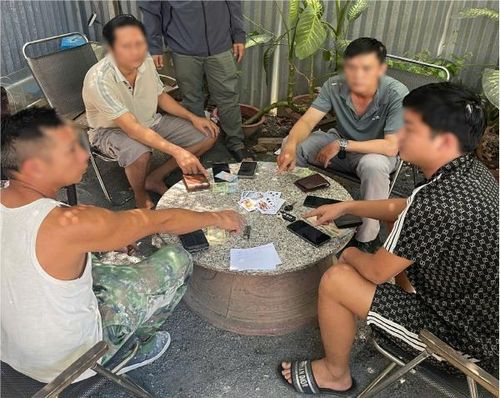 Các đối tượng đánh bạc tại một quán cà phê ở phường Bình Long.