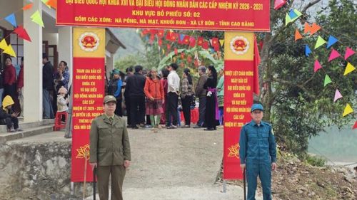 Tổ an ninh trật tự xóm và lực lượng dân quân tự vệ tham gia trực gác, hỗ trợ điều tiết trật tự tại điểm bầu cử.