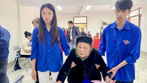 Lực lượng đoàn viên thanh niên hỗ trợ người cao tuổi di chuyển vào khu vực bỏ phiếu tại các điểm bầu cử.