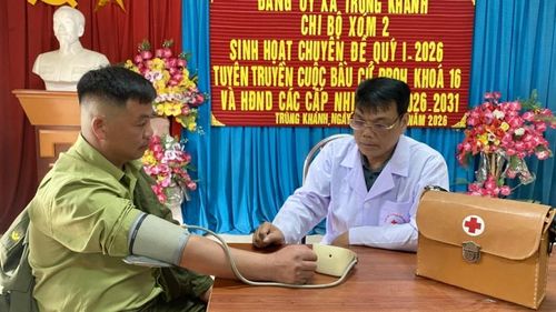 Nhân viên y tế địa phương túc trực tại điểm bầu cử, sẵn sàng chăm sóc sức khỏe cho cử tri.